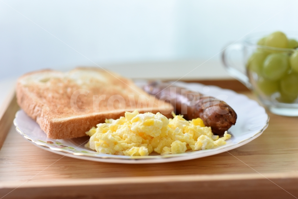 lunch,bread,Grill,egg,egg dishes,sausage,bowl,wooden tray,eating,food,picture,morning,meal,Tray,toast,brunch,green grape,healthy food,cooking,Scrambled Eggs