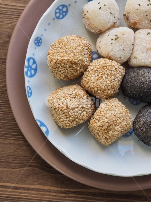 경단,찹쌀경단,깨경단,한국음식,식품,한식,한국문화,한국,배경,음식문화,웰빙,문화,아시아,아시아음식,전통,설날,추석,젓가락,음식,추석음식,설날음식,명절,명절음식,떡,간식,후식,스낵,한국떡,음식,식재료,요리,food,cook,meal,dishes,food reserves,한식,한국음식,한국요리,korean food,korean dishes,korean meal,korean cook