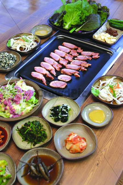 오리훈제구이,오리고기,구이,맛있는,구워먹는음식,음식,식재료,요리,food,cook,meal,dishes,food reserves,한식,한국음식,한국요리,korean food,korean dishes,korean meal,korean cook