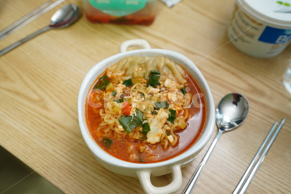 라면,면요리,음식,푸드,먹거리,안주,식사,간식,국물,noodle,숟가락,spoon,사발,bowl,요리