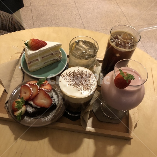 디저트,케이크,라떼,모임,만남,감성,카페,음식,식재료,요리,food,cook,meal,dishes,food reserves,디저트,간식,후식,dessert,snack,커피,카페,coffee,cafe