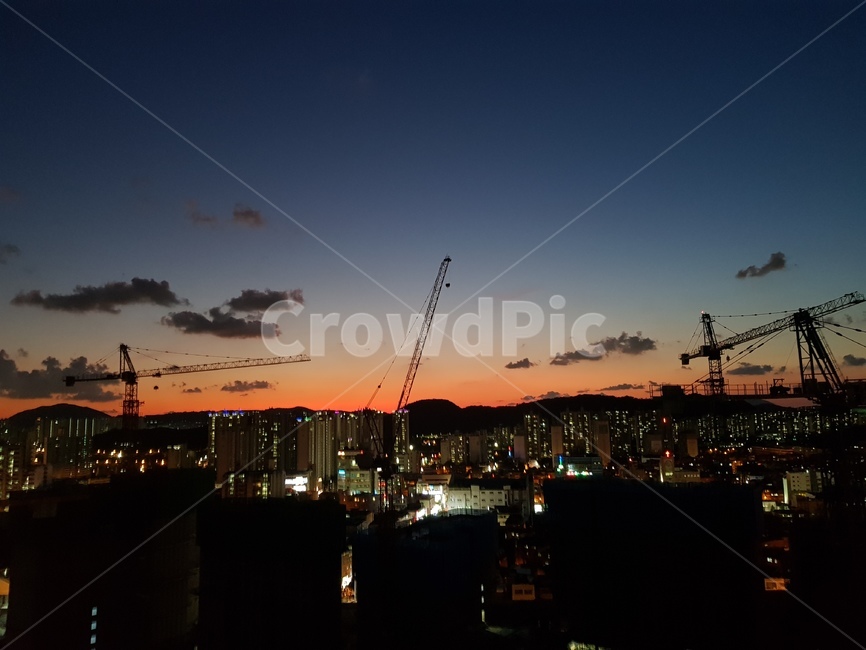 건설크레인,constructioncrane,박명,황혼,여명,도시,야경,밤,풍경,nightscape,night,landscape,산업,industry,industrial,건설업,건축업,construction industry,construction crane,건설 크레인