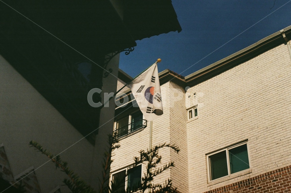 필름사진,태극기,음양,건물,깃발,골목,애국