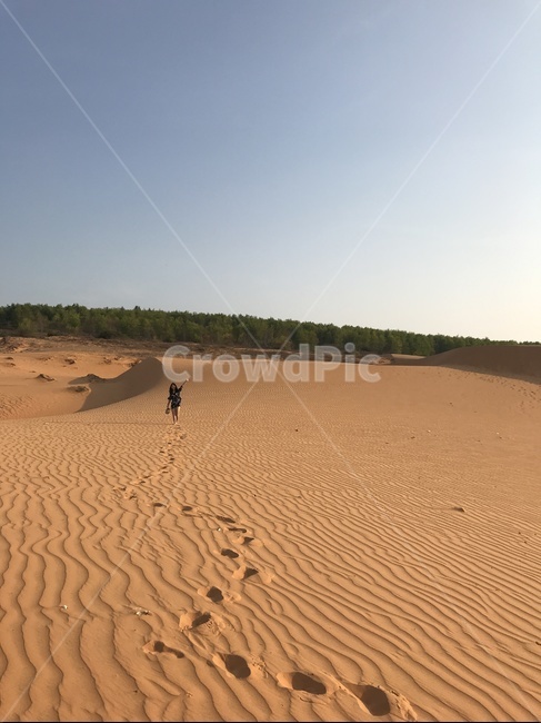 베트남,무이네,레드샌듄,사구,사막,일출,선라이즈,역광,자연,풍경,nature,landscape,해외,외국,세계,foreign,oversea,world,세계자연풍경,해외자연풍경,외국자연풍경,world nature landscape,사람,인물,인간,human,person,여성,여자,woman,female,lady,soil,흙,outdoors,옥외,sand,모래,dune,모래 언덕