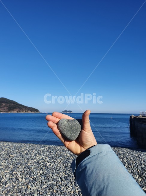 하트,돌,돌멩이,바다,풍경,하늘,푸른,파란,love,heart,손,배경,분위기