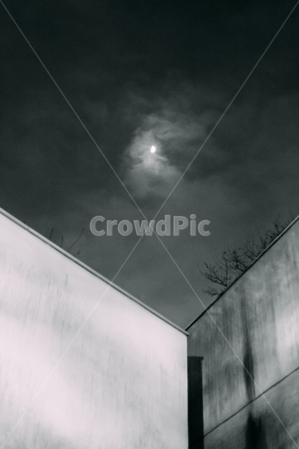 달,하늘,sky,건물,구름,night,nightscape,흑백,필름,nature,자연,outdoors,옥외,weather,날씨,building,rural,농촌