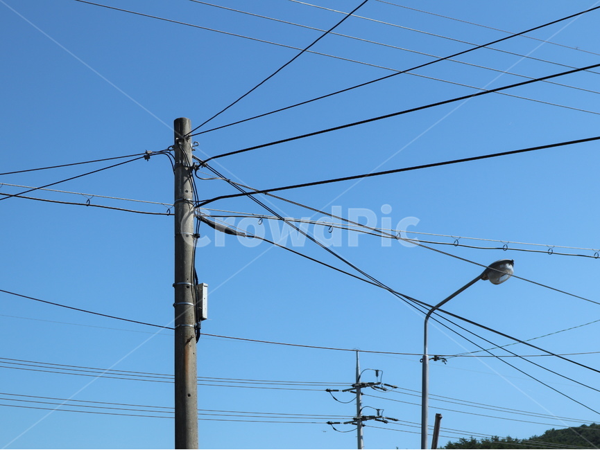 전봇대,전선,가로등,전신주,시골,하늘,검은줄,telephonepole,streetlamp,electricwire,electrictransmissiontower,cable,케이블
