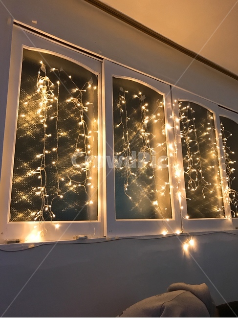 homedecor,가정장식,lighting,조명,크리스마스,불빛,전구,장식,christmas,창문,window,christmaslights,겨울,winter,아늑한