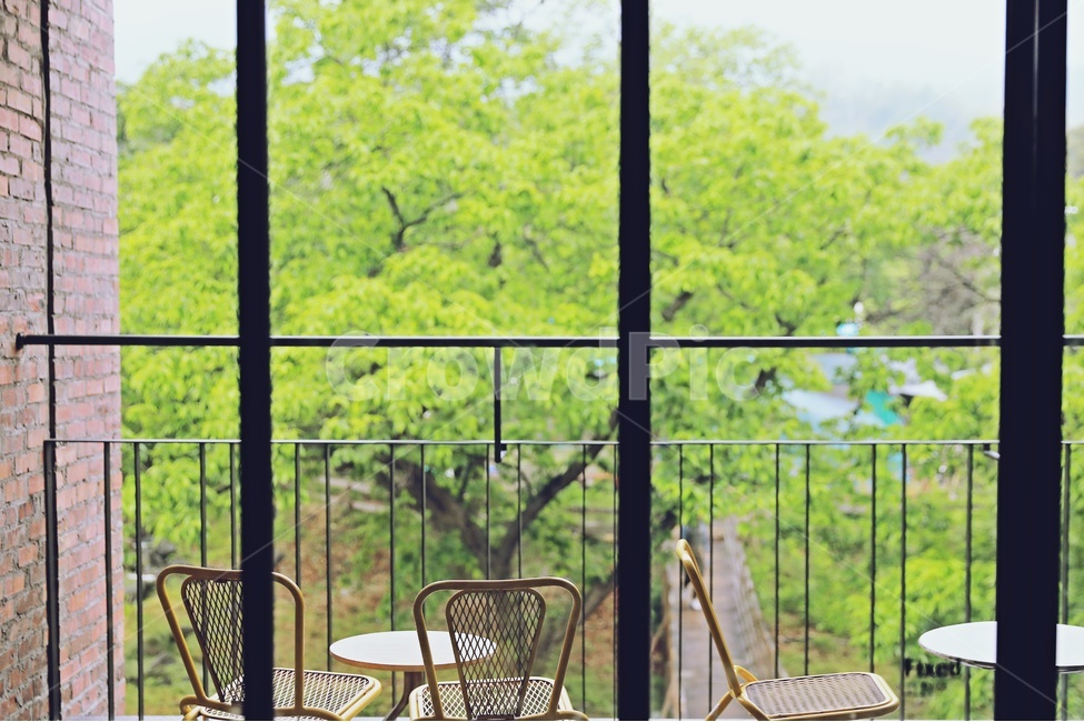 테라스,티테이블,나무,공원,창문,view,tree,park,green,teatable,window,프레임,휴식,힐링,rest,relaxation,healing,인테리어,실내디자인,interior design