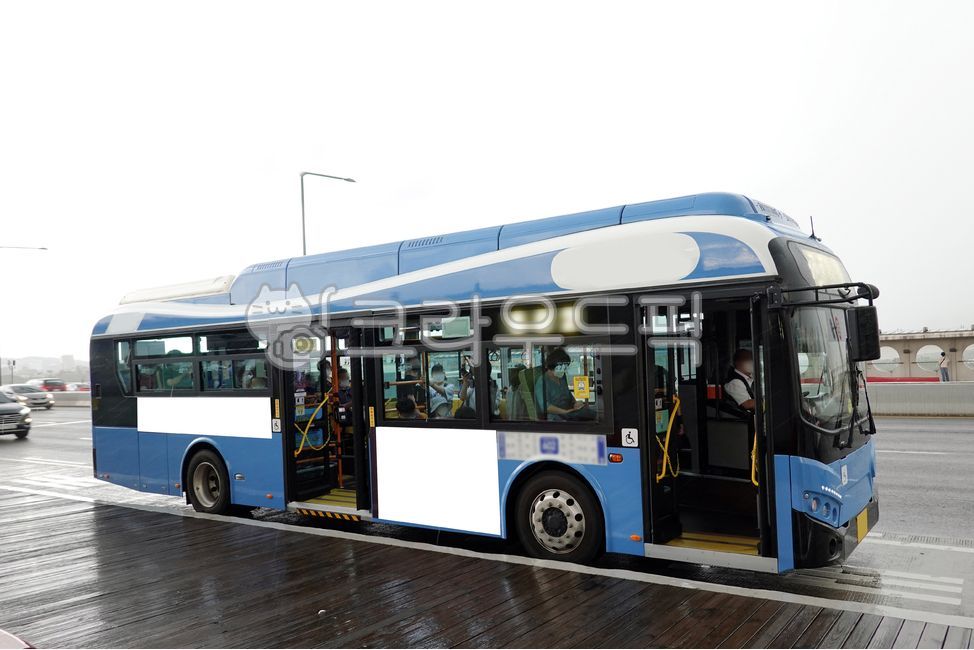 버스,버스광고,목업,목업이미지,광고,광고판,차량광고,시내버스광고,부착광고,옥외광고,판넬,비즈니스,상업광고판,도시배경,사인보드,상업광고,커머셜,비어있는,프레임,광고디자인,빈공간,배경,바탕,백그라운드,사각형광고판,차량,교통수단,bus,busadvertisement,mockup,mockupimage,billboard,vehicleadvertisement,citybusadvertisement,advertisement,outdooradvertisement,panel,business,commercialbillboard,citybackground,signboard,commercialadvertisement,commercial,free,frame,advertisingdesign,emptyspace,background