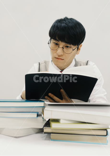 공부,수능,수능시험,고등학교,고등학생,고3,남고생,남자학생,학생,남학생,교복,학업,수업,진로,고민,시험공부,사람,인물,인간,human,person,남성,남자,man,male,교육,학교,공부,education,learning,study,school