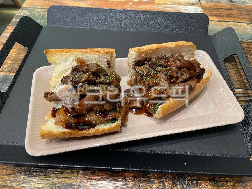 반미,banmi,반미샌드위치,불고기반미,banmisandwich,불고기,빵,디저트,dessert,트레이,tray,접시,dish,foodpresentation,음식프레젠테이션,food,음식,brunch,브런치,plate,그릇,meat,고기