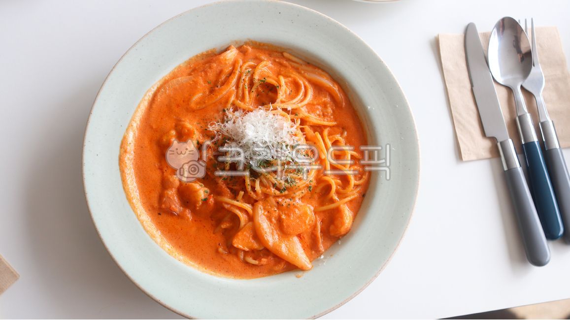 스파게티,음식,양념,로제스파게티,치즈가루,치즈,포크,나이프,숟가락