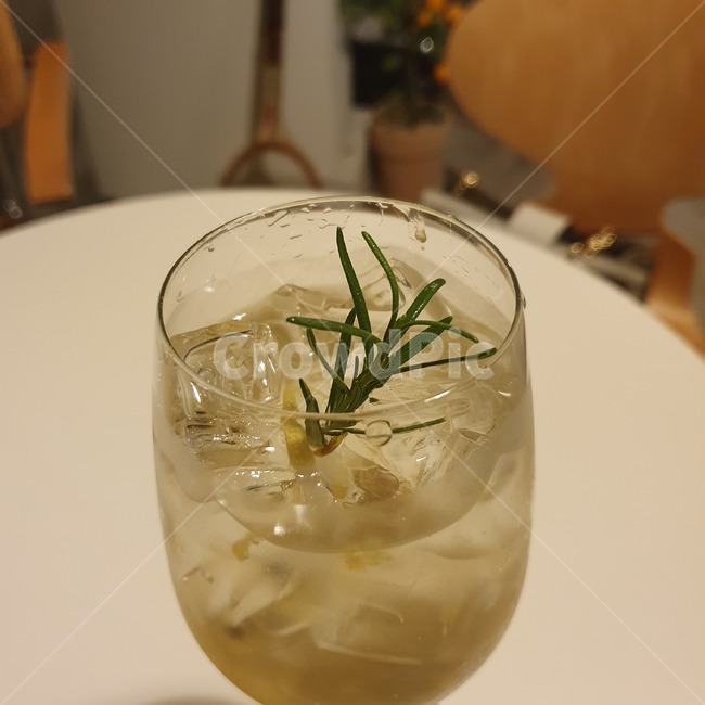 에이드,beverage,cocktail,칵테일,로즈마리,얼음,음료,마실것,백향과에이드,와인,wine,drink