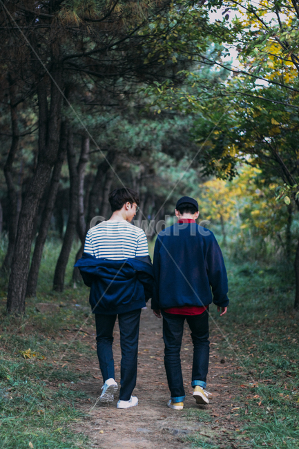 친구,뒷모습,우정,남자,남자뒷모습,숲속,남성,사람,인물,인간,human,person,남성,남자,man,male,친구,우정,friendship,companion