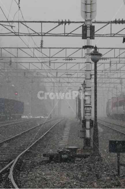 철로,기차,겨울,눈,기차역,철길,풍경,겨울,계절,winter,season,흑백,모노톤,monochrome,black and white,교통,교통수단,traffic,transportation,railway,철도,rail,레일,train track,기찻길,nature,자연,train,vehicle,차량