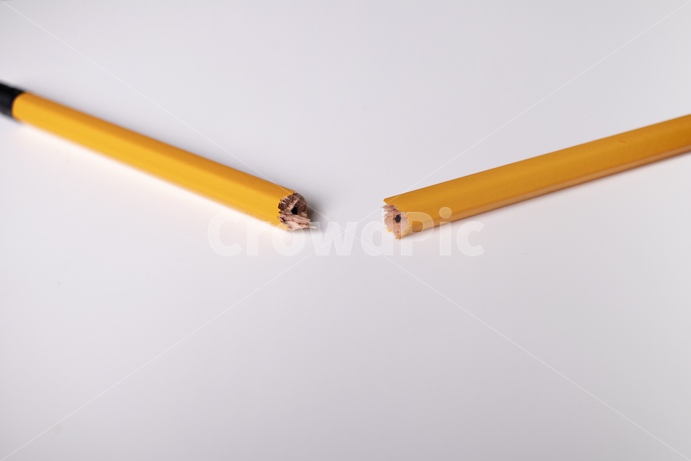 연필,반토막,부러진,지우개,주황색,아이디어,문제,역경,고뇌,난관,갈등,포기,중단,곤란,어려움,학용품,문구류,사무용품,school supplies,stationery,office supplies