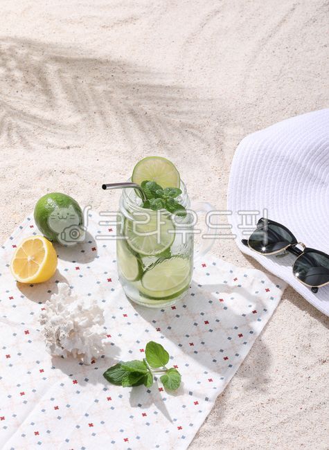 모래사장,야자수,야자수그림자,모래,썸머,여름소재,해변,비치,바닷가,백사장,하계,휴가,피서,피서지,해변모래,프레쉬,리프레쉬,피크닉,조개,산호,시원한,여름,뜨거운,소풍,나들이,모히또,라임,유리,글라스,유리잔,글라스잔,얼음,민트,칵테일,음료,잎,잎사귀,갈증,열매,노란,옐로우,샤도우,오버레이,드리우다,드리워진,주스,애플민트,페퍼민트,드링크,그림자,햇살,슬라이스,컷,절단,잘린,감귤류,녹색,차가운,물,백그라운드,투명한,서리,이슬,물방울,맺힌,상쾌한,소다