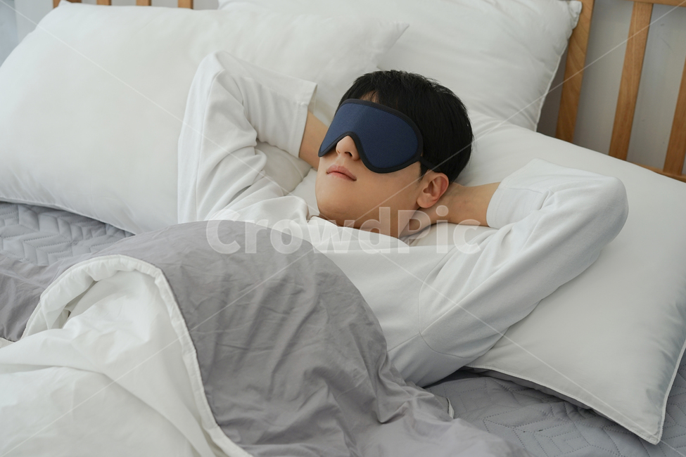 침대,이불,침실,방,남자,남성,수면,취침,잠,낮잠,늦잠,수면안대,안대,사람,인물,인간,human,person,남성,남자,man,male