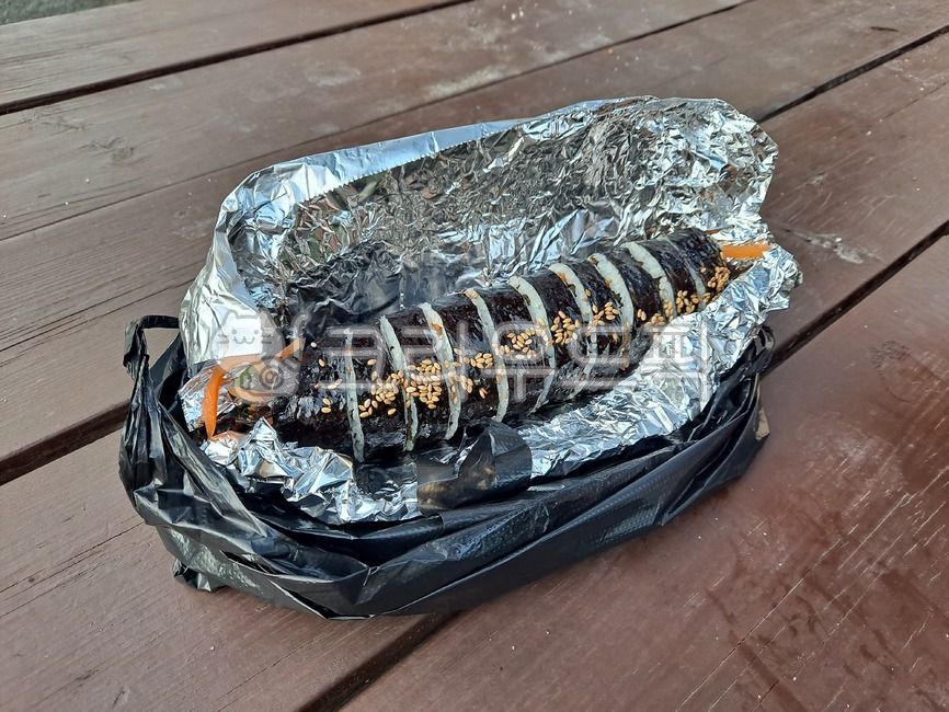 은박지,김밥,톳김밥,음식,분식,알류미늄,식사,비닐,검정봉투,봉투,탁자,톳,해초,aluminium,먹거리,식품,밥,food,tot