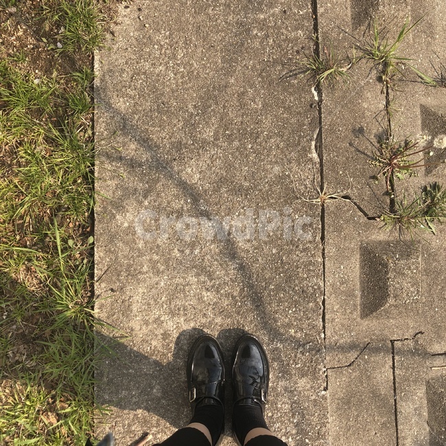 산책,산책길,발,가지런히,그림자,구두,길,자연,걷다가