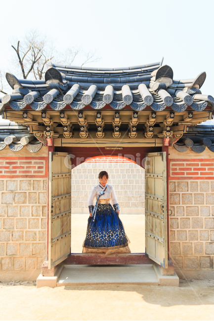 한복,경복궁,전통,여성,여인,여자,아름다운,궁,궁전,궁궐,고궁,의상,복장,고운,자태,규수,처녀,낭자,아씨,산책,나들이,문,대문,출입문,출입,햇빛,열린,의복,기와,지붕,한국전통,한국문화,korean traditional,korean culture,한복,한국전통의상,hanbok,korean traditional clothes,랜드마크,landmark,tourist attraction,한국랜드마크,한국관광지,한국명소,korea landmark,korea tourist attraction,사람,인물,인간,human,person,여성,여자,woman,female,lady,건축물,건물외관,exterior,building,structure,architecture,construction