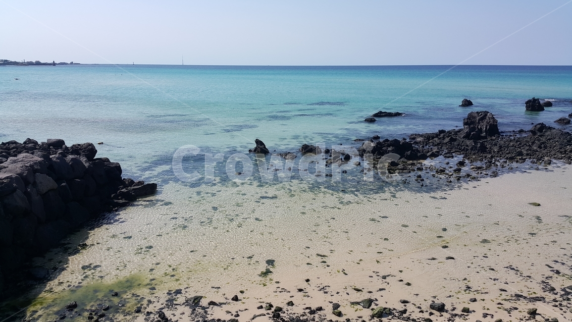 제주도바다,제주도해수욕장,에메랄드바다,에메랄드빛바다,현무암,바다,해수욕장,모래,해초,수평선,파도,맑은하늘