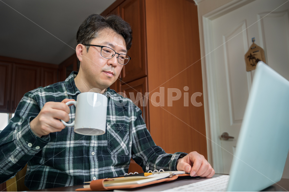 코로나19,코로나바이러스,coronavirus,covid19,원격근무,재택근무자,재택근무,자가격리,텔레마케팅,원격,서비스,인터넷,가정,노트북,컴퓨터,상담,컨셉,남자,남성,비지니스,아시아인,동양인,중국인,한국인,일본인,집,근무,영상통화,중년,4050세,1명,콜센터,업무,라이프스타일,인물,자택,캐주얼,일,직장인,직장,커피,차,컵,머그컵,휴식,여유,사람,인물,인간,human,person,남성,남자,man,male,정보통신기술,전자기기,전자제품,it,information,technology,electronic equipment