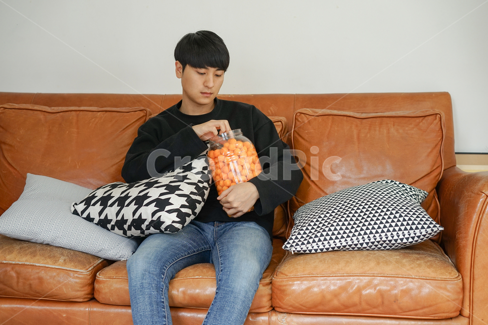 쇼파,소파,휴식,남성,남자,거실,휴일,sofa,실내,쿠션,rest,가구,과자,음식,간식,주전부리,사람,인물,인간,human,person,남성,남자,man,male