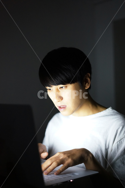 중독,인터넷중독,컴퓨터중독,게임중독,남자,게임,게이머,밤샘,addiction,gamer,game,computer,man,사람,인물,인간,human,person,얼굴표정,facial expression,face,남성,남자,man,male,정보통신기술,전자기기,전자제품,it,information,technology,electronic equipment