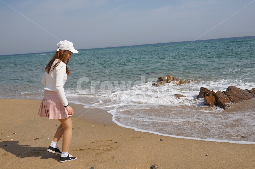 여자,긴머리,바다,분홍스커트,하얀모자,혼자놀기,해변,바다,beach,sea,사람,인물,인간,human,person,여성,여자,woman,female,lady,여행,휴가,traveling,vacation,trip