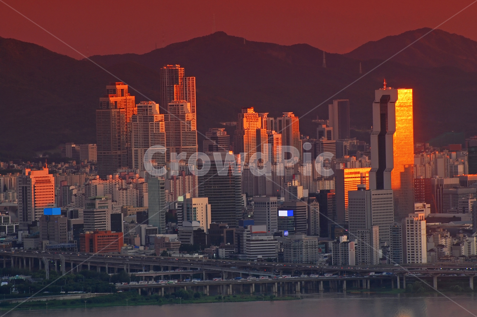 도시,도심,빌딩,고층빌딩,스카이라인,랜드마크,강남,서울,한강,강변,도로,풍경,도시풍경,산,노을,햇빛,빛,빨간,오피스,비지니스,비즈니스,무역센터,삼성동,강남구,한국,한국도시풍경,한국도시경관,korea cityscape