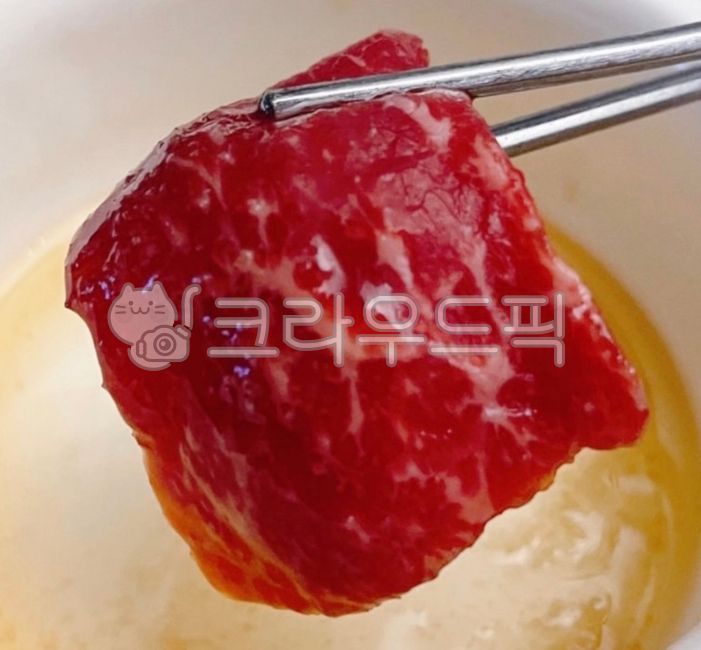 salt,cook,raw meat,beef,cow,food,raw food,meal,Six sashimi,dish,Sesame oil,meat,ingredients,Salt place
