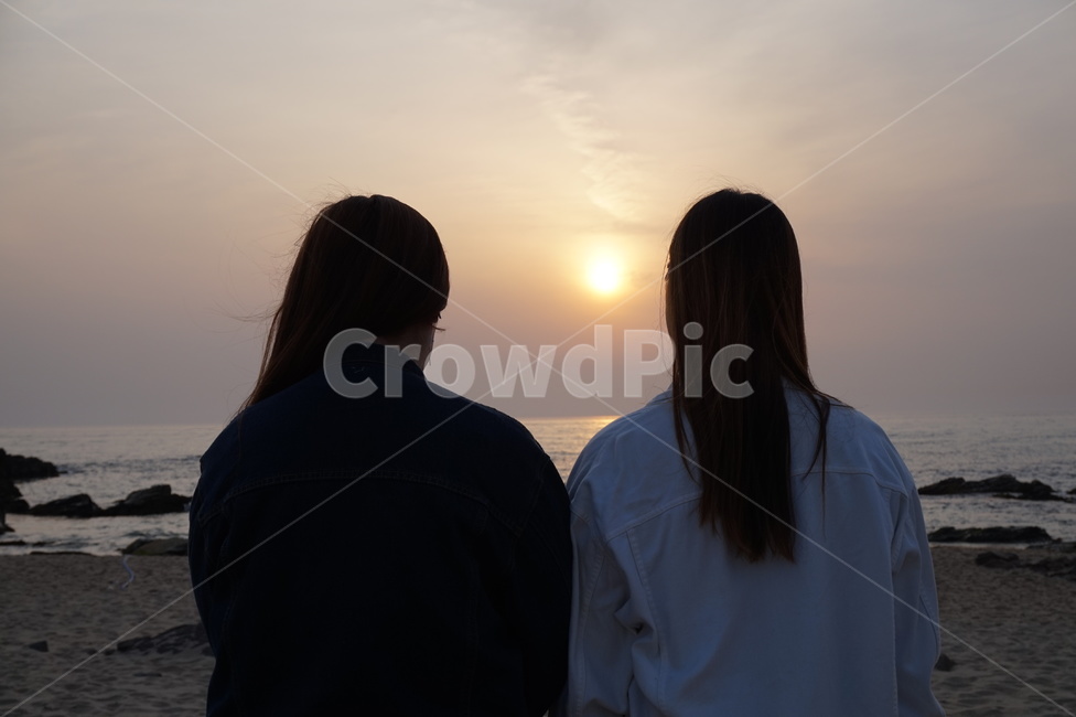 뒷모습,여자들,긴머리,해돋이,바다,일출,사람,인물,인간,human,person,여성,여자,woman,female,lady,친구,우정,friendship,companion,여행,휴가,traveling,vacation,trip