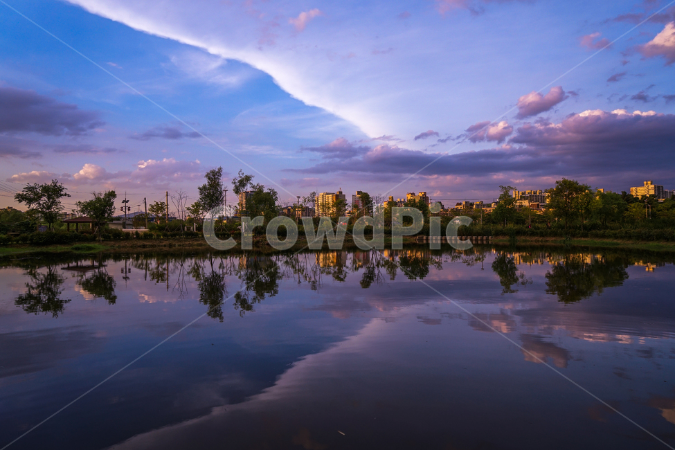저수지,호수,하늘,구름,풍경,자연,나무,도시,풍경,city,landscape,nature,outdoors,옥외,water,물,lake