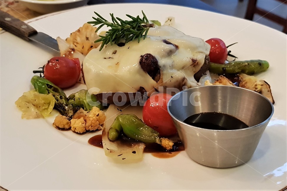 스테이크,치즈,steak,구운채소,요리,dish,meal,식사,food,음식,소고기,로즈마리,rosemary,beef,양식,레스토랑,고급음식,치즈스테이크,모짜렐라