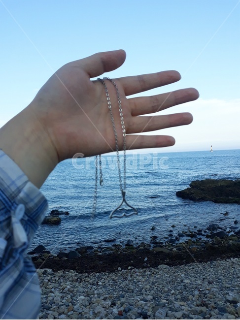 바다,목걸이,바닷가,손,하늘,고래꼬리,수평선