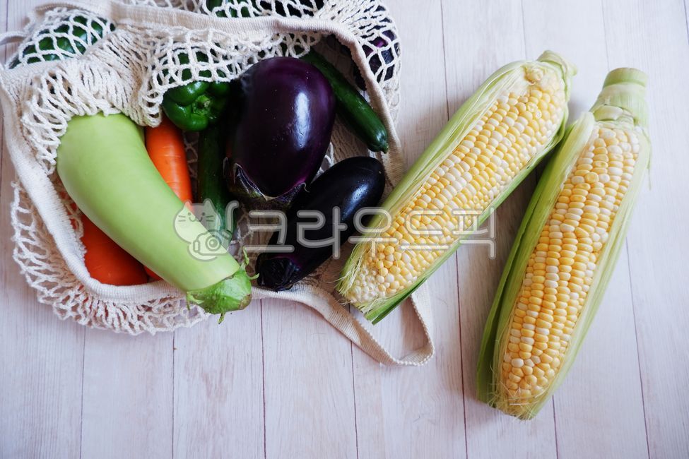 야채,야채배경,장바구니,옥수수,당근,피망,가지,오이,여름야채,목재,목재테이블,건강,다이어트,음식,소재,식재료,컬러풀,요리,요리재료,요리준비,옥수수찜,찰옥수수,초당옥수수,vegetable,eggplants,carrots,sweetcorn,corns,cucumber,health,healthyfood,fresh,신선함,신선,채소,셀러드,셀러드재료,colorful,greenpepper