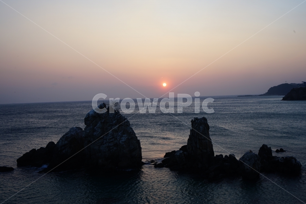 추암해변,촛대바위,겨울바다,일출,동해바다,자연,자연,풍경,nature,landscape,한국자연풍경,한국자연경관,korea nature landscape,promontory,곶,outdoors,옥외,land,땅,sea,바다,water,물,ocean,대양,shoreline,해안선
