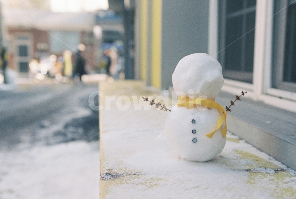 눈사람,눈,겨울,장식,장식품,인테리어,거리,햇빛,풍경,목도리,단추,snow,snowman,snowmans,winter,interior,street,neckwarmer,warmer,shine,shiny,겨울,계절,winter,season,감성,sensible,feeling