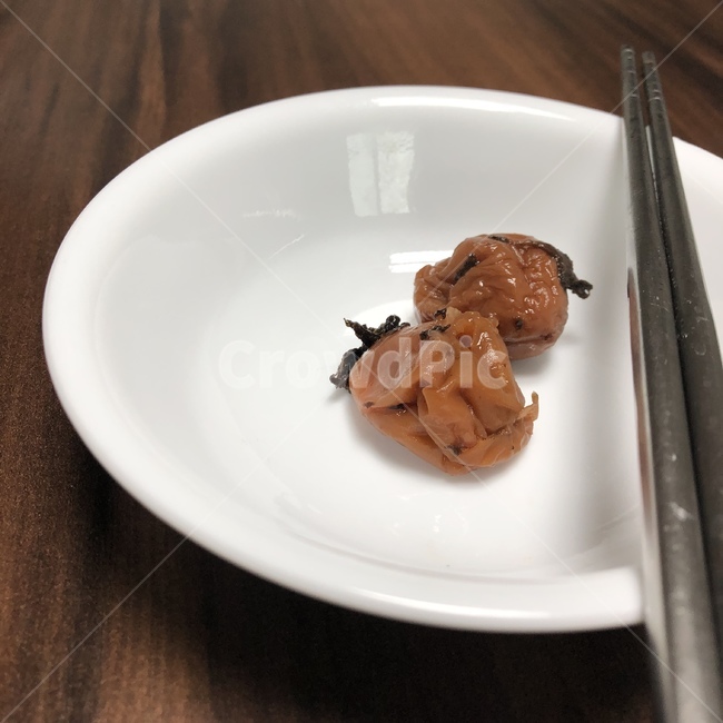 식탁,젓가락,우메보시,일식,일본음식,매실,음식,깔끔한,음식,식재료,요리,food,cook,meal,dishes,food reserves,일식,일본음식,일본요리,Japanese food,Japanese dishes,Japanese meal,Japanese cook