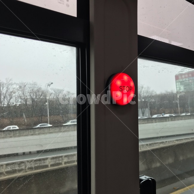 버스,버튼,stop,비,bus,빨간버튼,자동차,버스풍경,대중교통,빗방울,흐림,흐린하늘,교통,교통수단,traffic,transportation
