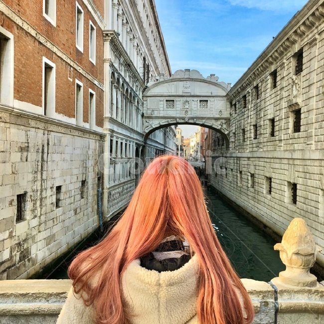 여자뒷모습,다리,핑크머리,건물,강,탈색머리,물,여자,사람,인간,건축물,해외,외국,세계,도시,풍경,분위기,이탈리아,베니스,베네치아,oversea,girl,word,bridge,building,여성,여자,woman,female,lady
