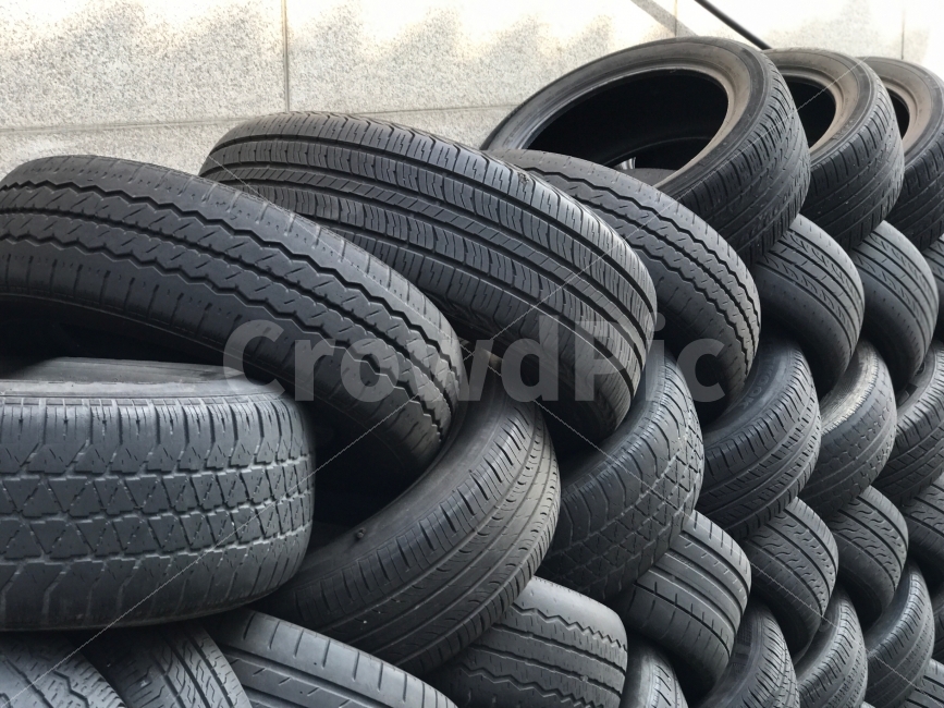 타이어,자동차,자동차타이어,정비소,수리,산업,industry,industrial,교통,교통수단,traffic,transportation,사물,물건,오브젝트,thing,object,matter,tire