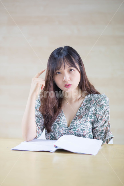 한국,여대생,아름답다,웃음,비즈니스,학생,대학교,젊음,여성,한사람,공부,학습,20대,한명,아이디어,고민,연출,컨셉,콘셉,direction,concept