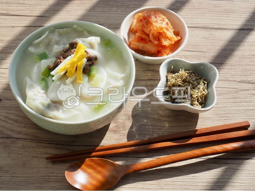 떡만두국,떡국,만두국,떡,한식,한국전통음식,한국음식,한국문화,음식,배경,음식문화,웰빙,웰빙음식,설날,식사,설날음식,명절,명절음식,흰색,국물,야채,아시아음식,떡국떡,koreantraditionalfood,koreanfood,ricecakesoup,mochi,koreanculture,food,background,foodculture,wellbeing,wellbeingfood,newyear,meal,chinesenewyearfood,holiday,holidayfood,white,soup,asianfood,계란,소고기,반찬,egg,beef,sidedish,숟가락,젓가락,김치,멸치볶음,spoon,chopsticks,kimchi,friedanchovies,음식,식재료,요리,food,cook,meal,dishes,food reserves,한식,한국음식,한국요리,korean food,korean dishes,korean meal,korean cook