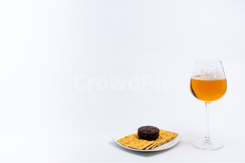 접시,그릇,도자기,와인잔,유리잔,맥주,탄산,거품,노란색,투명한,배경,하얀색,다이어트,건강한,칼로리,안주,알콜,주류,차가운,담백한,딱딱한,정돈된,깨끗한,수분,정물,스튜디오,접사,음식,과자,스낵,초콜릿,케이크,음식,식재료,요리,food,cook,meal,dishes,food reserves,디저트,간식,후식,dessert,snack,술,주류,alcohol,사물,물건,오브젝트,thing,object,matter