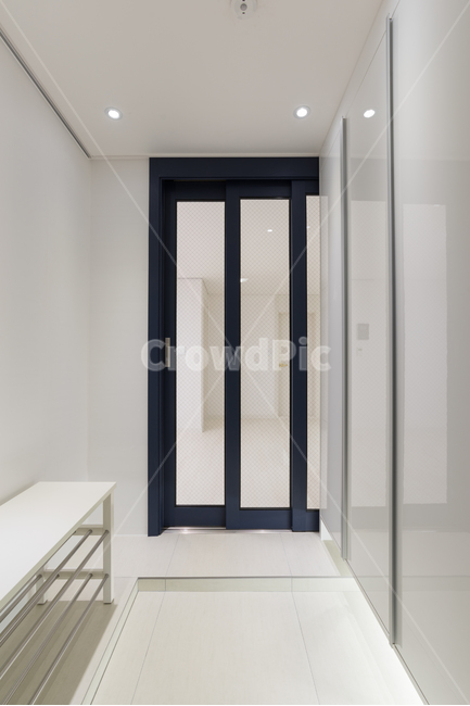 중문,3단,출입문,미닫이문,닫힘,인테리어,현관,흰문,door,문,모던,신발장,집앞,의자,interior,modern,architecture,타일,인테리어,실내디자인,interior design