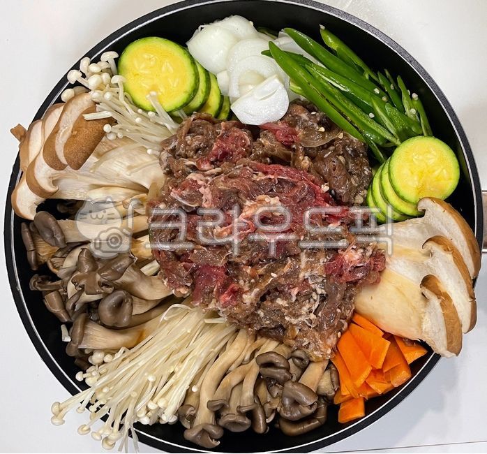 Oyster Mushroom,onion,Bulgogi,Beef Bulgogi,Beef Bulgogi Hot Pot,Enoki Mushroom,beef,vegetable,wok,squash,Material preparation,Bulgogi hotpot,Korean food,ingredients,cooking,mushroom,koreanfood,ingredient,hot pot,Korean cuisine,cook,Cheongyang pepper,Korea
