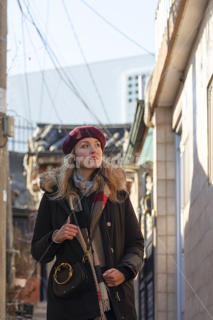 금발,여자,외국인,백인,여행자,여행,의복,의류,패션,모자,hat,traveler,한국전통,건물,apparel,clothing,사람,인물,인간,풍경,한옥마을,북촌,한옥,여성,koreantradition,female,koreanculture,human,blondhair,travel,foreigner,building,도시,서울,city,seoul,bukchon,white,사람,인물,인간,human,person,여성,여자,woman,female,lady
